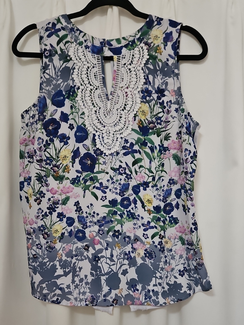 Floral Lace-Front Sleeveless Camisole - White & Navy